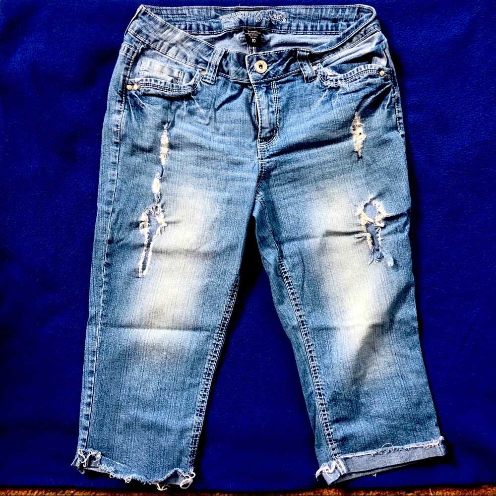 Women’s Myth of Jade Distressed Jean Capri